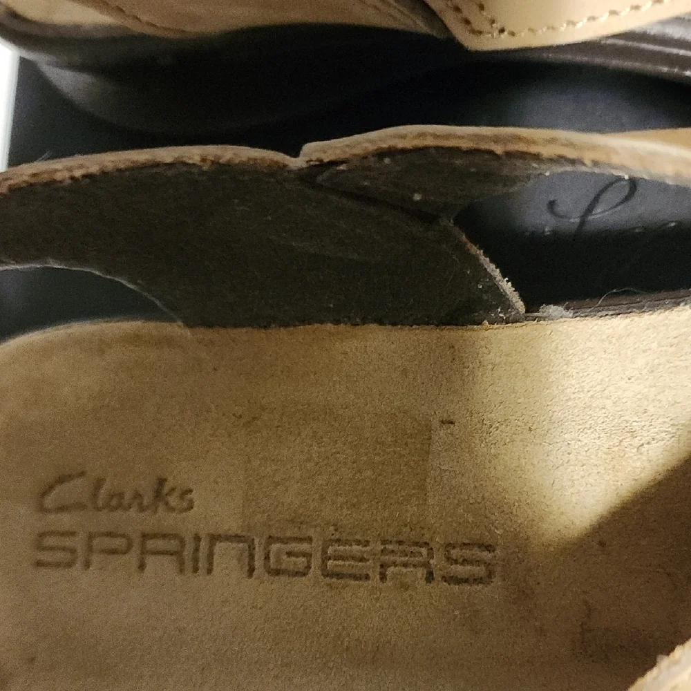 Clarks Women's Tan Cross-Strap Sandals - Picture 2 of 9